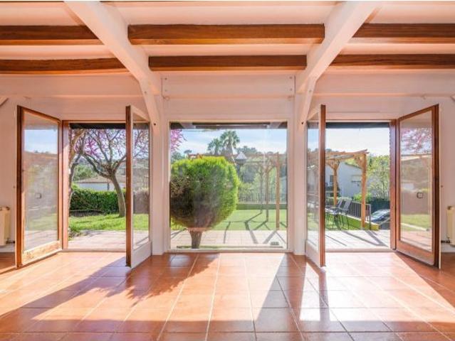 Casa con carácter, chimenea y gran parcela para diseñar tu proyecto de vida