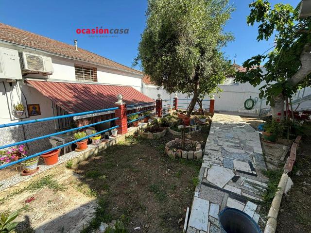 CASA CON COCHERA Y TEJADO NUEVO A LA VENTA