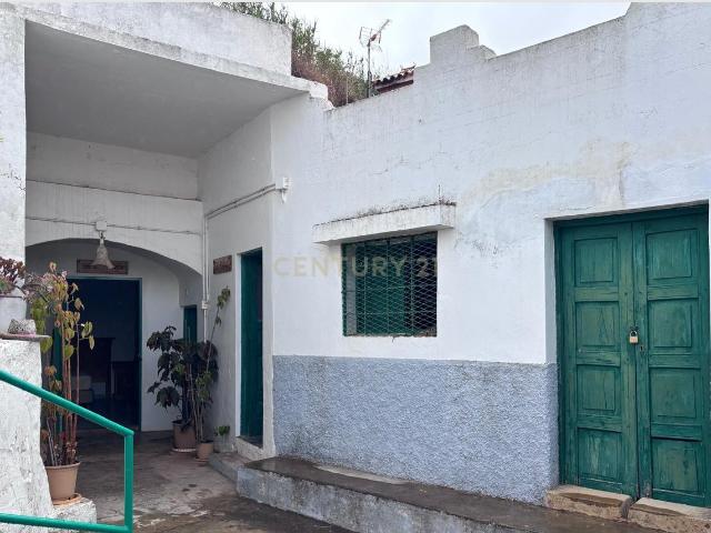 Casa con cuevas y terreno en Valerón Galdar