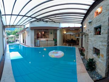 Casa con departamento dúplex y piscina en venta – Zamora