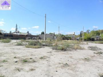 Casa con deposito y salon sobre terreno de 4300 m2 en Luzuriaga
