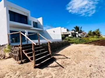Casa con Doble Altura Frente al Mar de 3 Recámaras en Chabihau