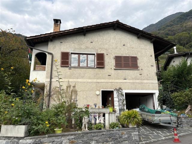 Casa con due appartamneti con giardino e bella vista / Zweifamilienhaus mit Garten an schöner Aussichtslage