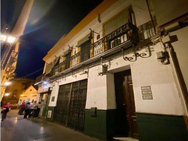 CASA CON ENCANTO A REFORMAR FRENTE AL MERCADO DE LA CALLE FERIA