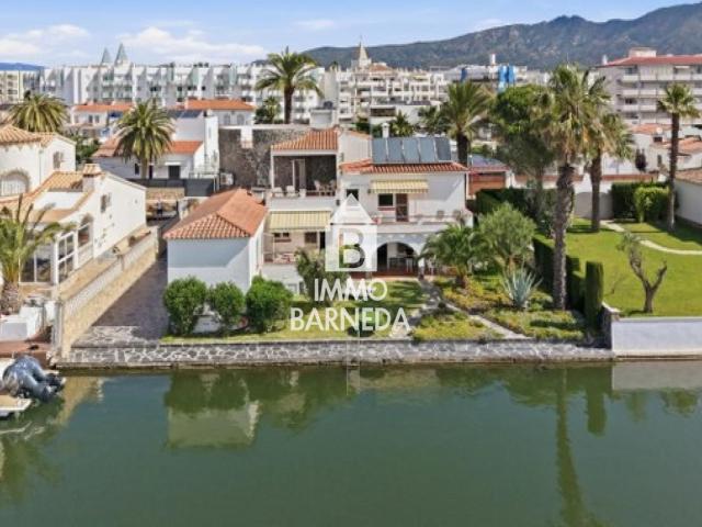 Casa con encanto en ubicación privilegiada con amarre privad. 385m² Roses