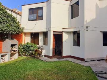 Casa con espacios amplios, terraza con amplio jardín, excelente ubicación