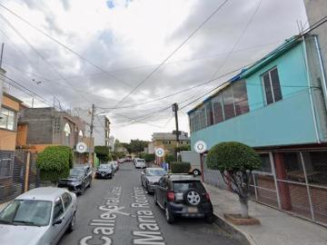 Casa con espacios grandes y todos los servicios en Iztapalapa