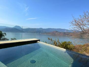 CASA CON ESPECTACULAR VISTA AL LAGO