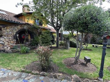 Casa con estilo rustico y hermosos jardines en San Joaquín
