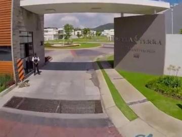 BOSQUES DE SANTA ANITA COTO SEGURO GIMNASIO CANCAHA DE TENIS CASA CON EXCEDENTE Y ALBARCA PROPIA