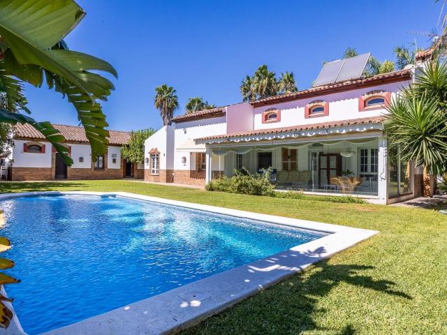 Casa con exclusividad blindada en Jerez: Tu refugio Privado con Alma de Oasis Tropical