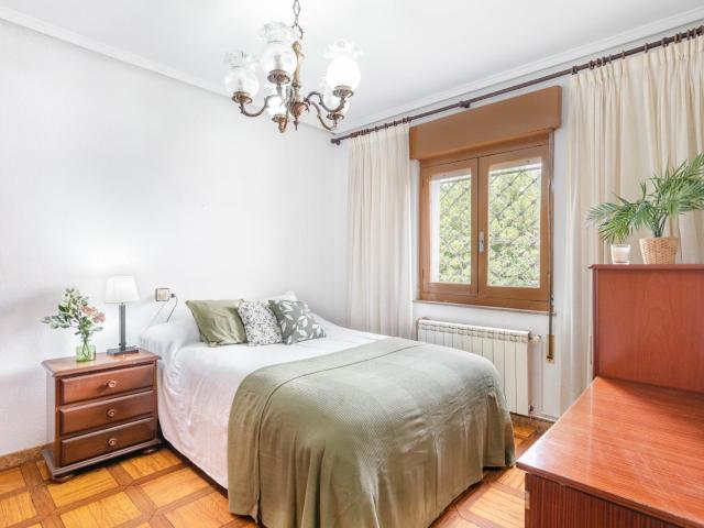 Casa con finca de 440 m2 y almacén en Caces, junto al río Nalón y a 15 min del Oviedo
