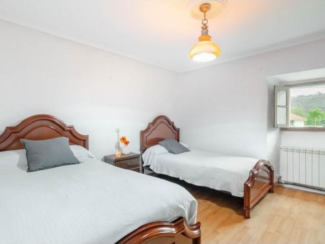 Casa con finca de 440 m2 y almacén en Caces, junto al río Nalón y a 15 min del Oviedo