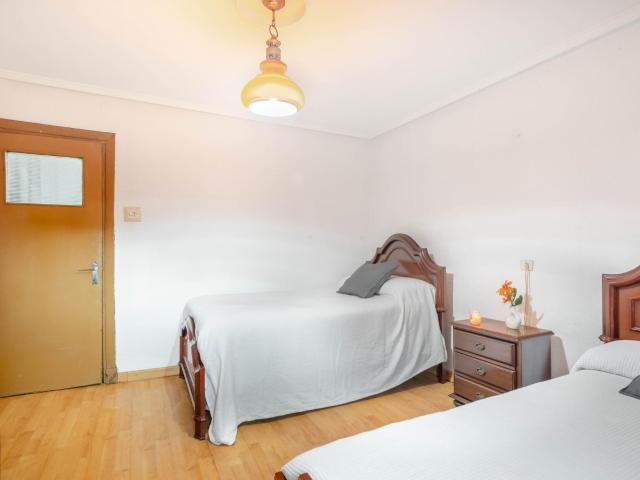 Casa con finca de 440 m² y almacén en Caces, junto al río Nalón y a 15 min del Oviedo