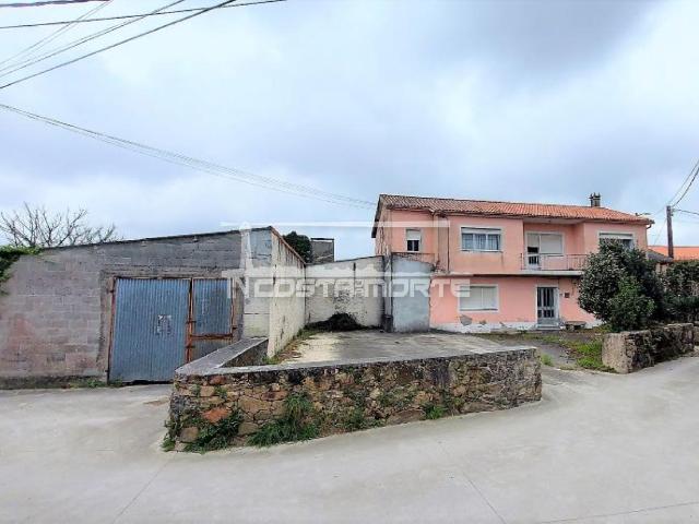 Casa con finca grande y anexos en un pueblo de Muxia, A Coruña