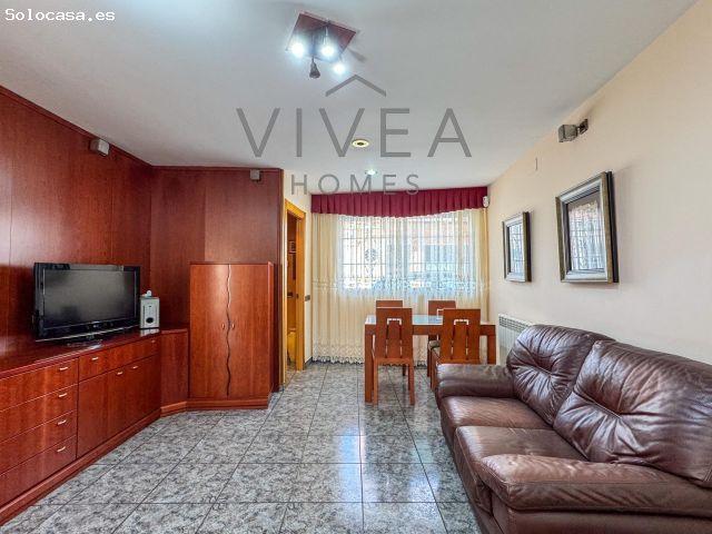 Casa con garaje y terraza, amplia y lista para entrar a vivir en zona tranquila