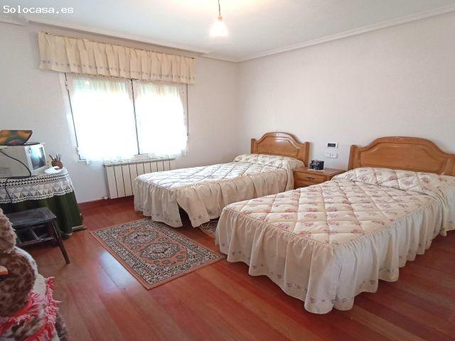 Casa con garaje y jardín en Villanueva de las Manzanas