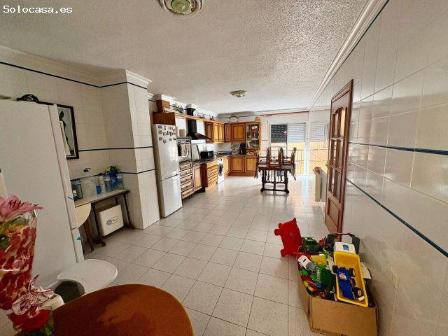 Casa con garaje y Local comercial