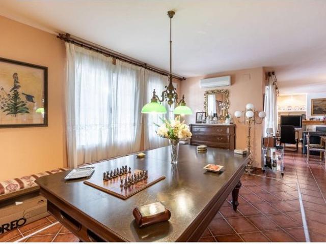 Casa con Gran Parcela en La Zubia