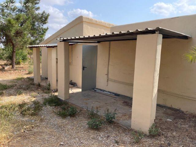 CASA CON GRAN PARCELA, PATIO DE 50 M2 Y CHIMENEA. EL LUGAR PERFECTO PARA EMPEZAR UNA NUEVA ETAPA A S