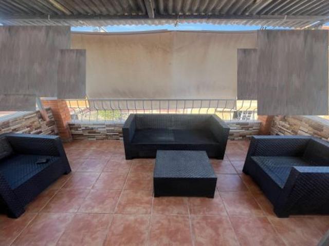 CASA CON GRAN PATIO EN ADRA