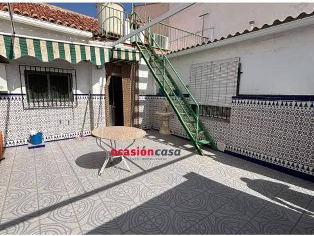 CASA CON GRAN PATIO EN LA ZONA DE PEÑARROYA