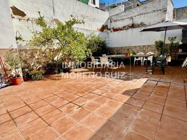 CASA CON GRAN PATIO Y COCHERA