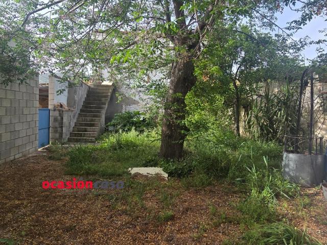 CASA CON GRAN PATIO Y COCHERA A LA VENTA