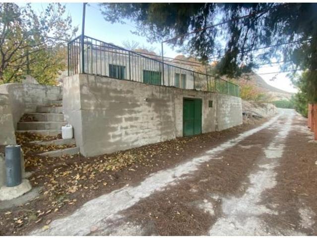 Casa con gran terreno en El Fenazar