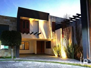 CASA CON HABITACIÓN EN PLANTA BAJA Y ROOF GARDEN, ZONA ZAVALETA PUEBLA