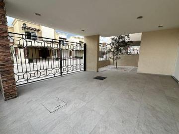Casa con habitación y baño completo en planta baja