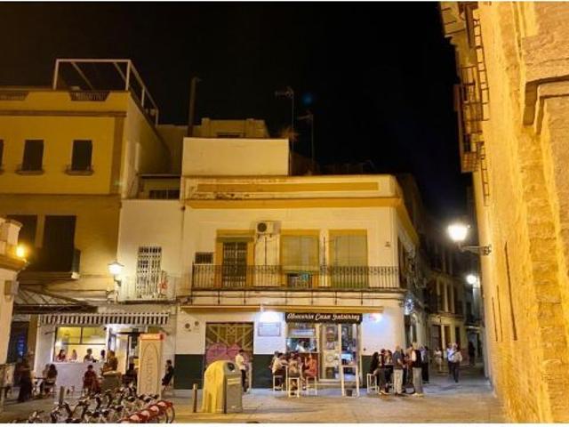 CASA CON HISTORIA EN ALQUILER FRENTE AL MERCADO DE FERIA