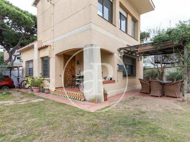 Casa con jardín en alquiler sin amueblar en la Pineda