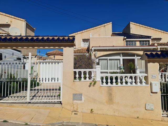 Casa con jardín en urbanización tranquila – distribución funcional y amplia parcela