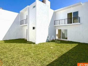 Casa con jardín en VENTA, Fracc. privado Coatepec