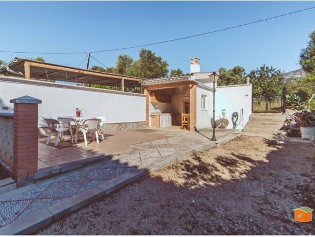 CASA CON JARDIN, PISTA DE TENIS Y PISCINA COMUNITARIA, EN VENTA EN ALCANAR PLAYA TARRAGONA