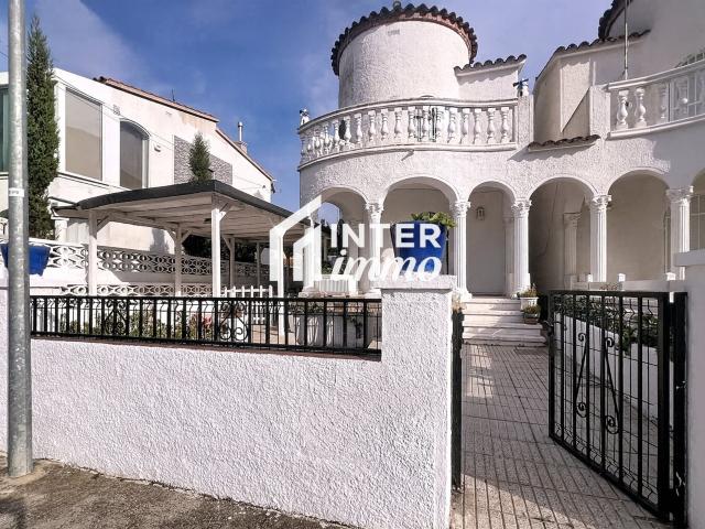 Casa con jardín, veranda y garaje a 300 m de la playa Mont. 163m² Empuriabrava