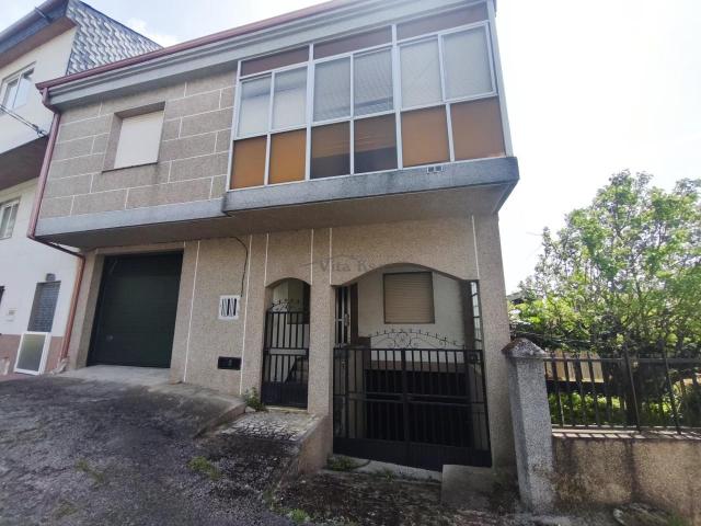 CASA CON JARDIN Y GARAJE CERRADOS