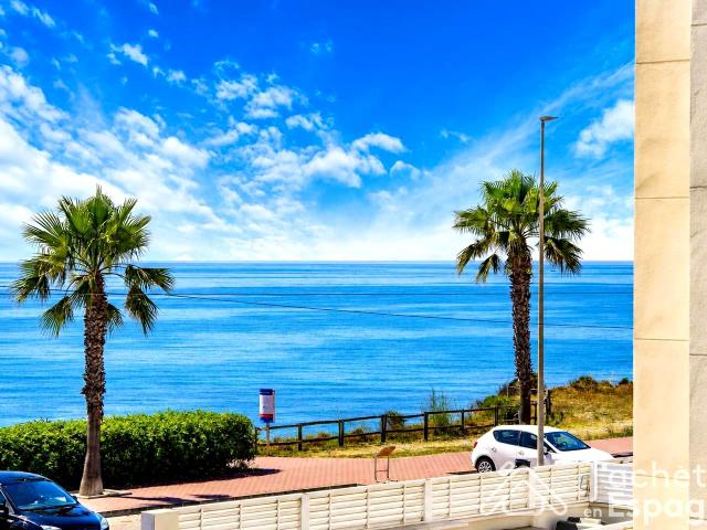 Casa con jardin y piscina con vistas al mar