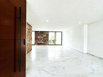 CASA CON JARDIN Y ROOF GARDEN EN ZONA LOMAS DE ANGELOPOLIS EN VENTA