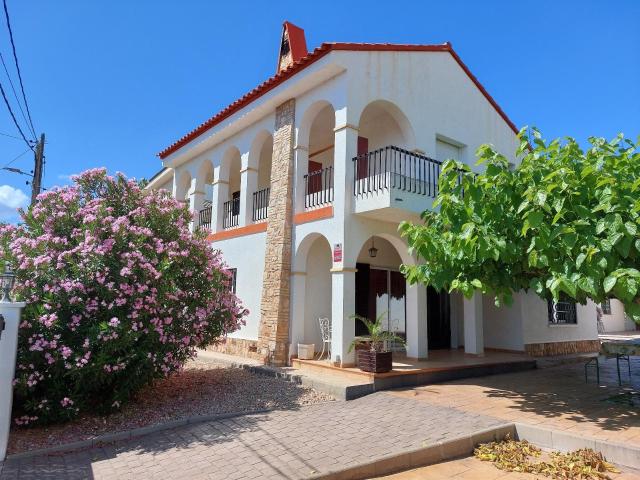 CASA INDIVIDUAL DE 5 HABITACIONES CON LICENCIA TURISTICA EN L´AMPOLLA
