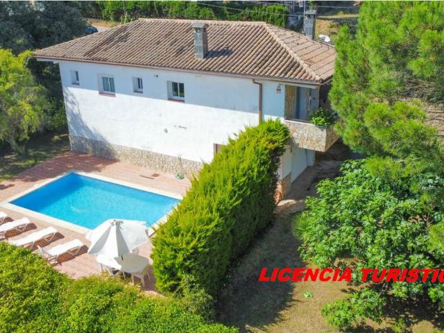 Casa con licencia turistica en venta en Vidreres, amplia y luminosa con jardín y piscina
