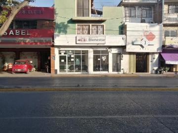 Casa con local comecial en Blv Hilario Medina