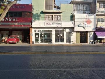 Casa con local comecial en Blv Hilario Medina