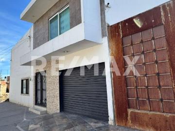 Casa con local comercial en esquina en venta
