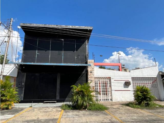 Casa con Local Comercial en Venta, Res. El Centro, Maracay