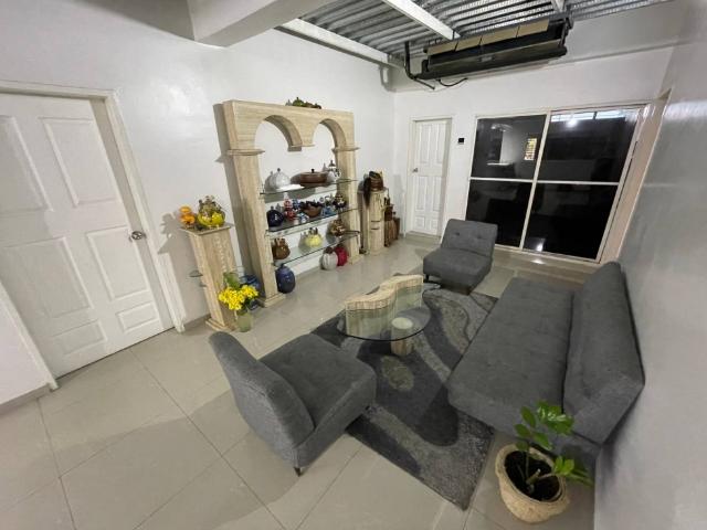 Casa con Local en Venta, Urb. El Piñonal, Maracay