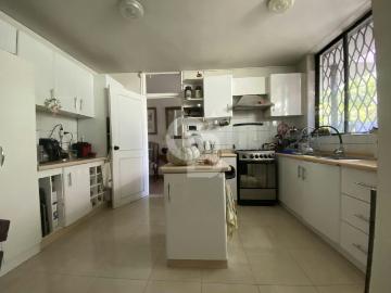Casa con numerosos recintos y excelente ubicación. 5 Dormitorios por 15500.00 en Las Condes