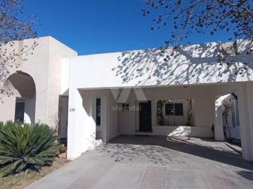 Casa con paneles solares y habitación principal en planta baja, en San Alberto