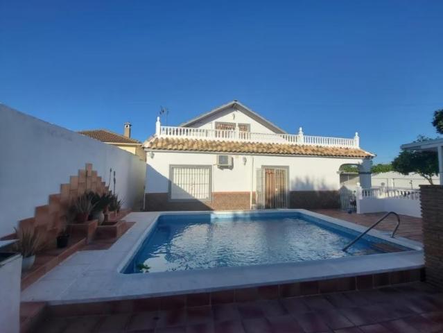 Casa con parcela de 500 m2, piscina y barbacoa en Camino Viejo de Almodovar
